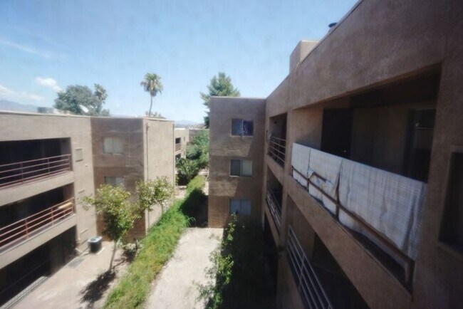 Building Photo - 2601 W Broadway Blvd