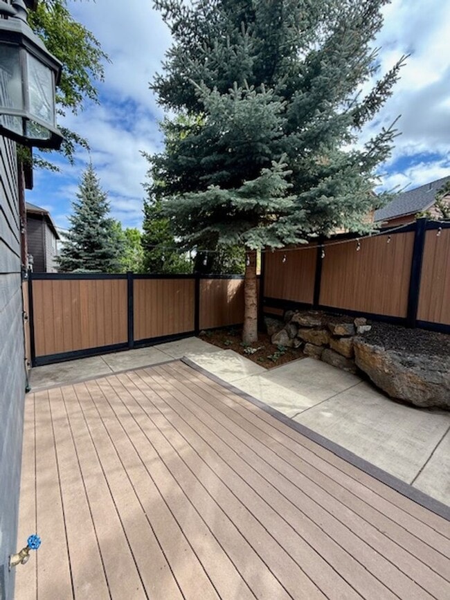 Building Photo - Beautifully renovated in NW Bend!  A/C!