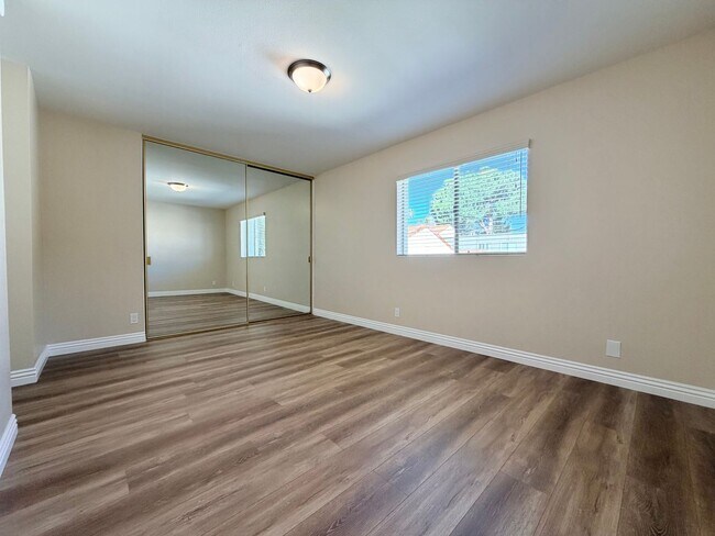 Building Photo - Beautiful End-Unit Townhome 2 bedroom and 1.5 bath