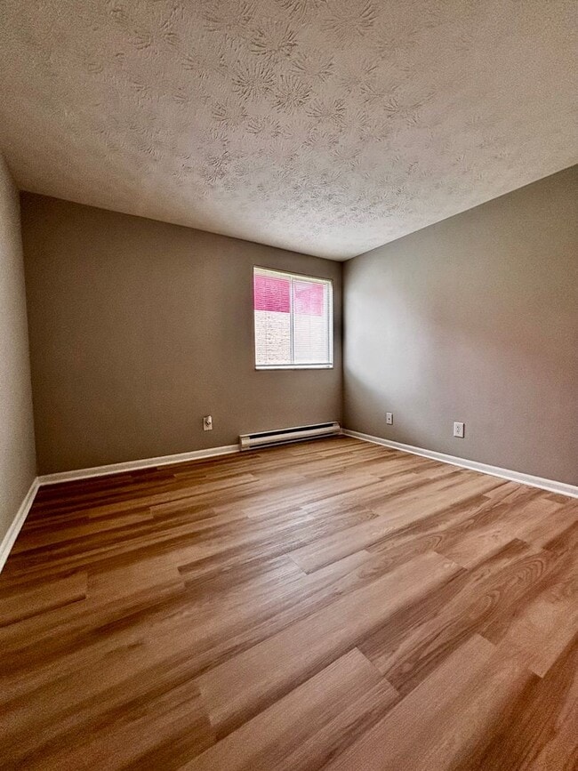 Building Photo - Renovated 2 bedroom in peaceful Englewood ...