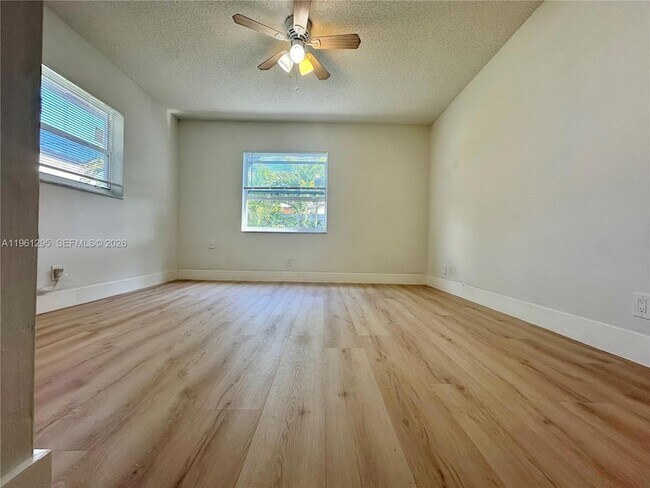 Building Photo - 1109 NE 6th Ave