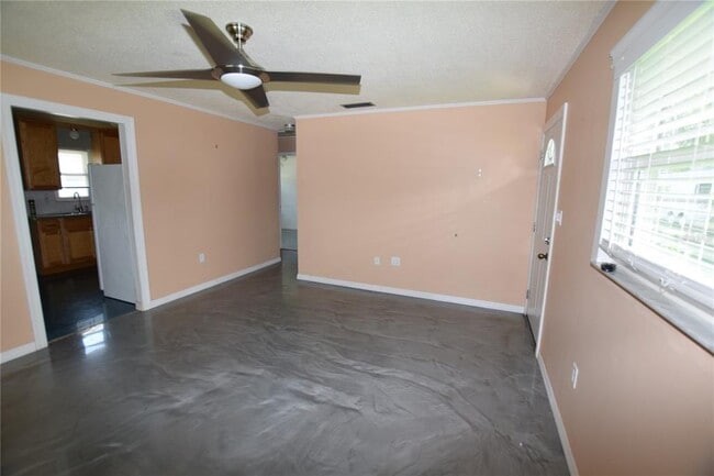 Building Photo - 305 W Hancock St