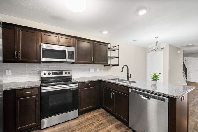 Building Photo - 2 Bedroom Condo For Rent With Community Swimming Pool!