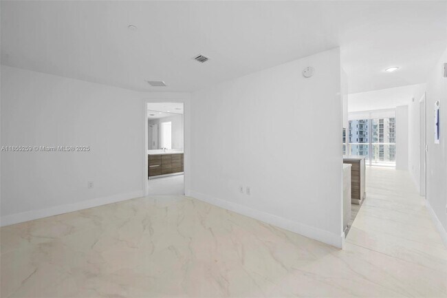 Building Photo - 1100S S Miami Ave