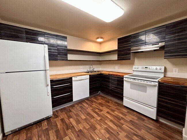 Building Photo - $0 DEPOSIT OPTION. COZY 2-BEDROOM CONDO WITH NO CARPET, 2 PARKING SPACES, IN WESTMINSTER. WITH EA...