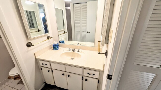 Building Photo - Annual UNfurnished Siesta Key Gulf front 2/2 condo with water views!