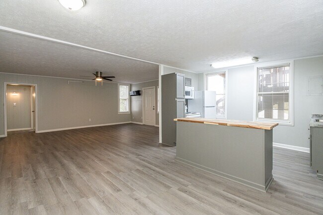 Building Photo - Beautifully renovated 2nd floor, 2 Bdr 1 bath unit in Maryville, TN - Available NOW with lower se...