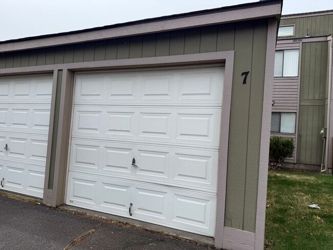 Building Photo - NE Bend 2bed/1.5bath Townhome Near St Charles with Garage