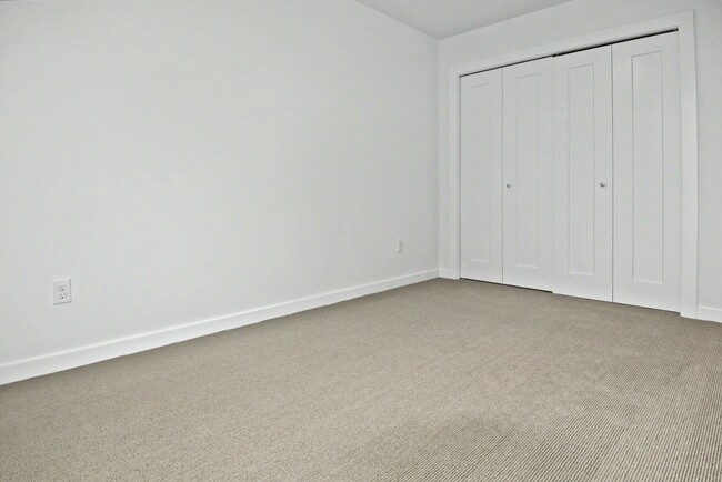 Building Photo - AVAILABLE AUGUST 14th! Modern Townhome w/ Private Balcony, AC, & Reserved Parking in Central Area