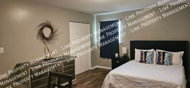 Building Photo - Don't miss this Large 3 or 4 bedroom 2 ful...
