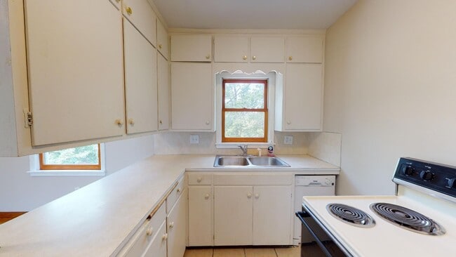 Building Photo - Great Location - Available August 1st