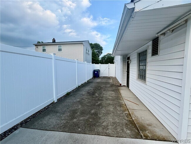 Building Photo - 119 Kaymar Dr