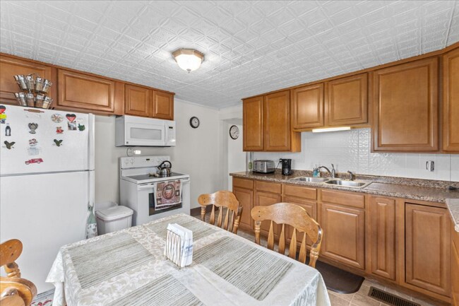 Building Photo - 423 E Alburgh Rd