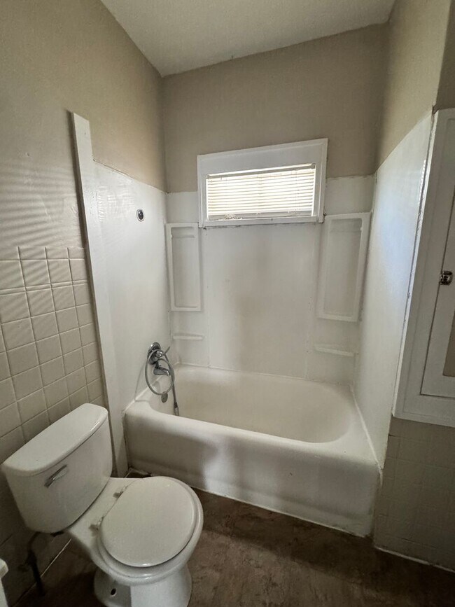 Building Photo - 2 bedroom 1 bath home in Rock Island