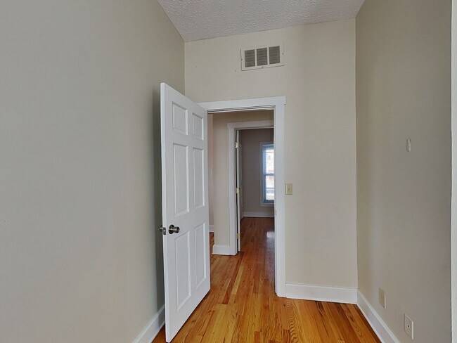 Building Photo - 1394 Indianola Ave