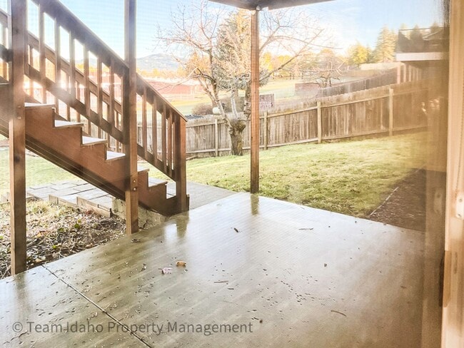 Building Photo - 5 bedrooms, 3 baths, and 3004 sqft Single Family Home