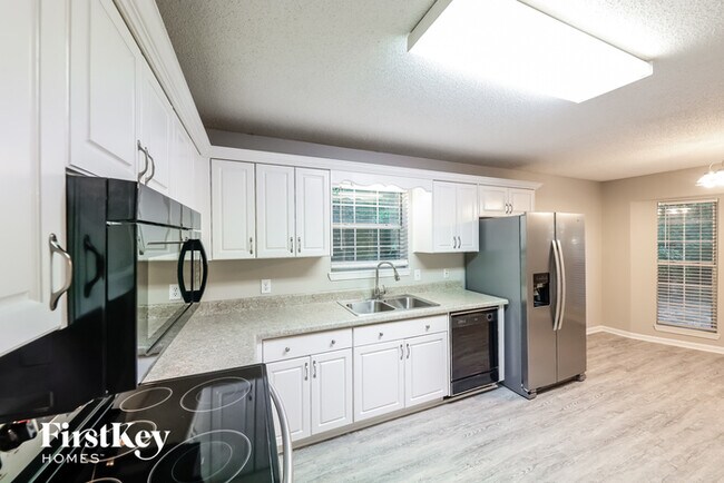 Building Photo - 805 14th Ave