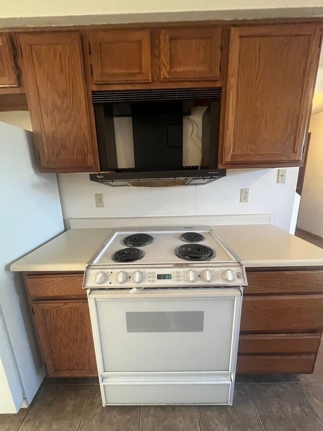 Building Photo - Townhouse with Garage!