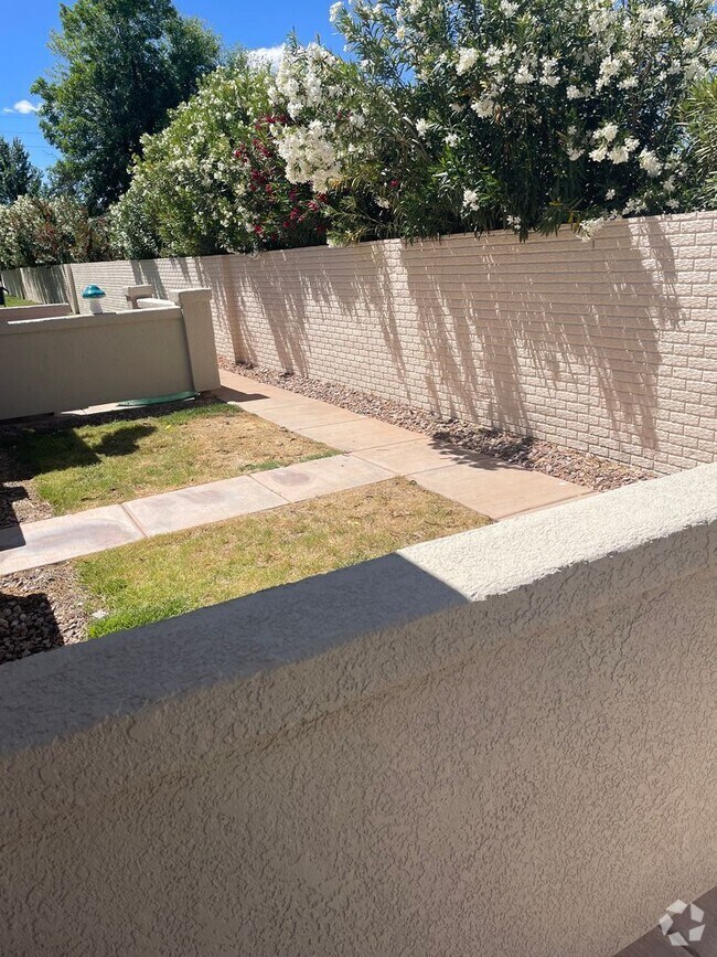 Building Photo - Newly Remodeled Townhome is St. George!