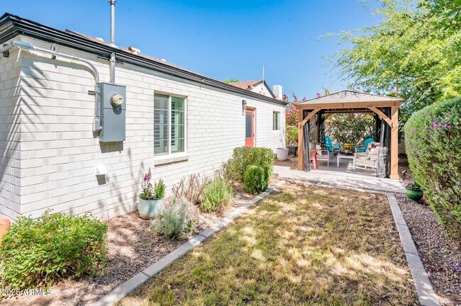 Building Photo - 501 W Minnezona Ave