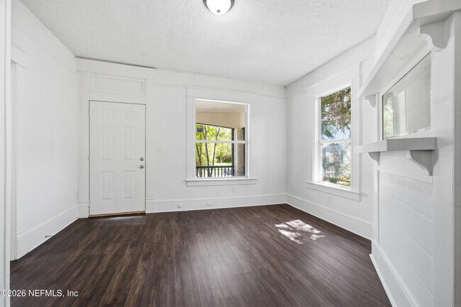 Building Photo - 1123 E 14th St