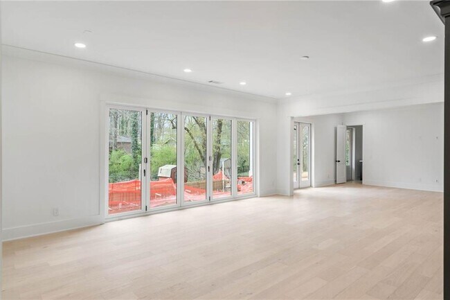 Building Photo - 312 Meadow Dr