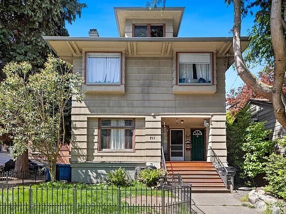 Building Photo - 711 Summit Ave E