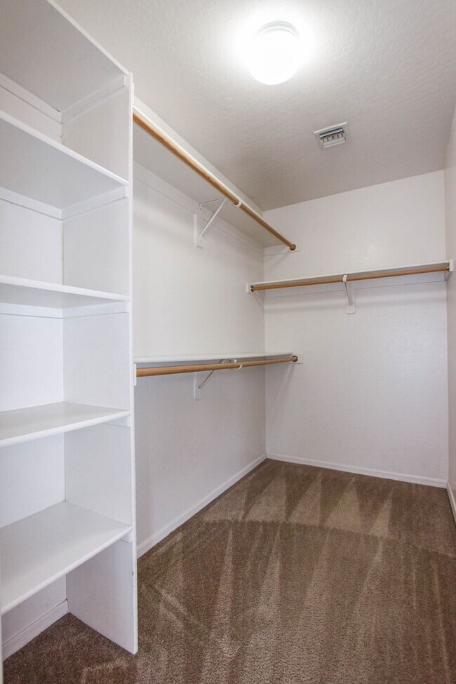Building Photo - 9611 E Magma Dr