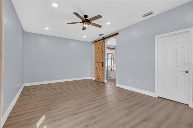 Building Photo - 10725 Banfield Dr