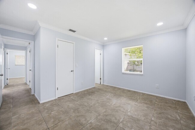 Building Photo - 226 SW Reynolds Ave