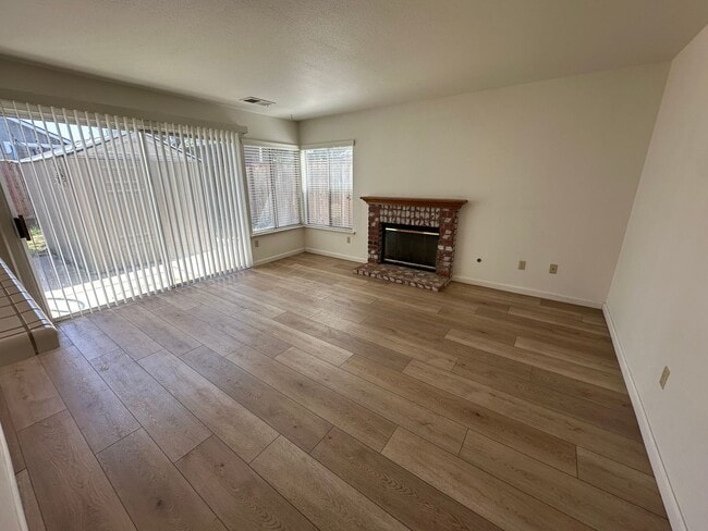 Building Photo - Beautiful 4 Bedroom, 2.5 Bath Tracy Home