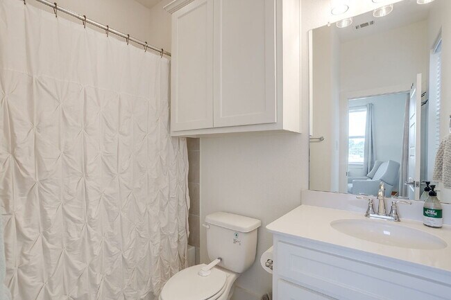 Building Photo - New Modern Townhome Just Steps Off TCU Cam...