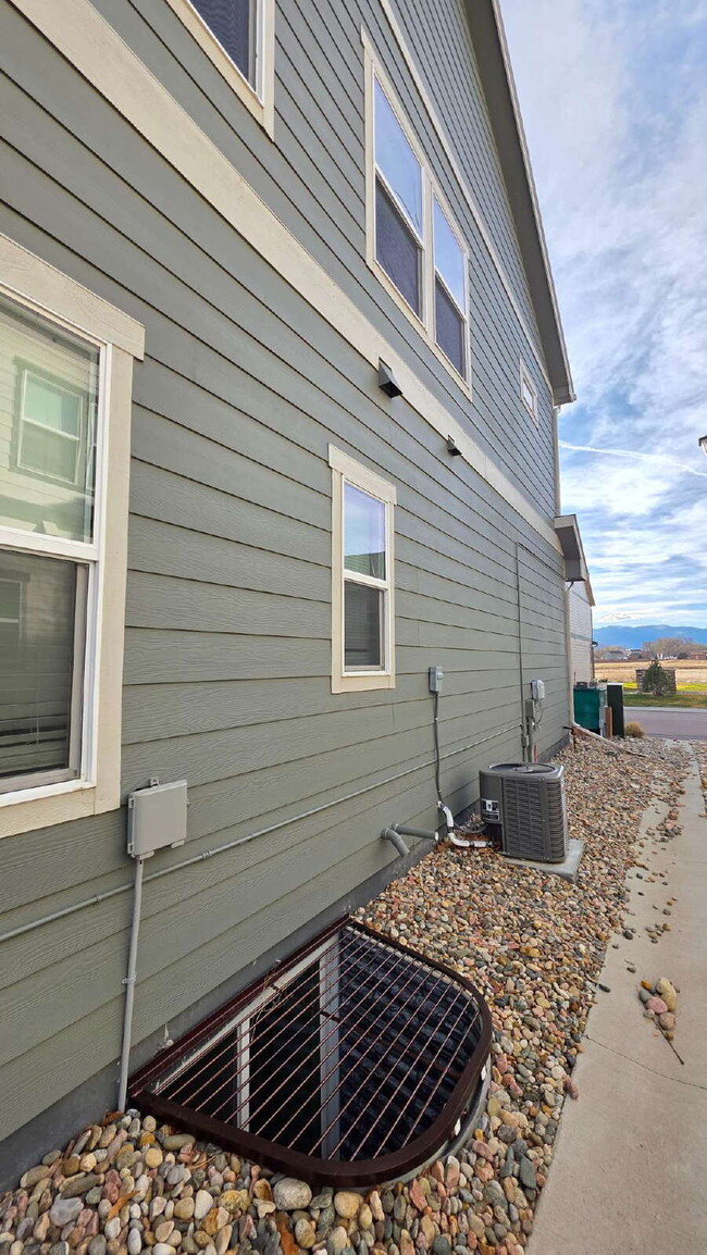 Building Photo - Lorson Ranch 5 bedroom Townhouse near military bases