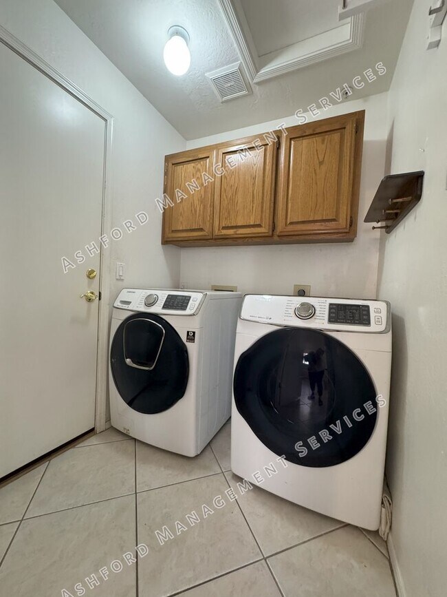 Building Photo - ***MOVE IN SPECIAL!*** BEAUTIFUL 3 BEDROOM...