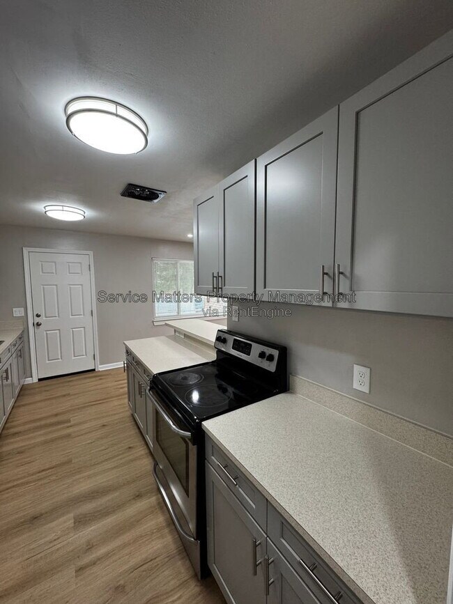 Building Photo - 707 Woodmere Dr