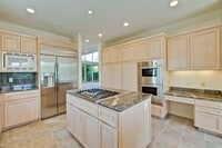 Building Photo - Large 3,767 sqft home on a 10,000 sqft lot- 2 bed located on 1st floor w/ separate entrance - Top...