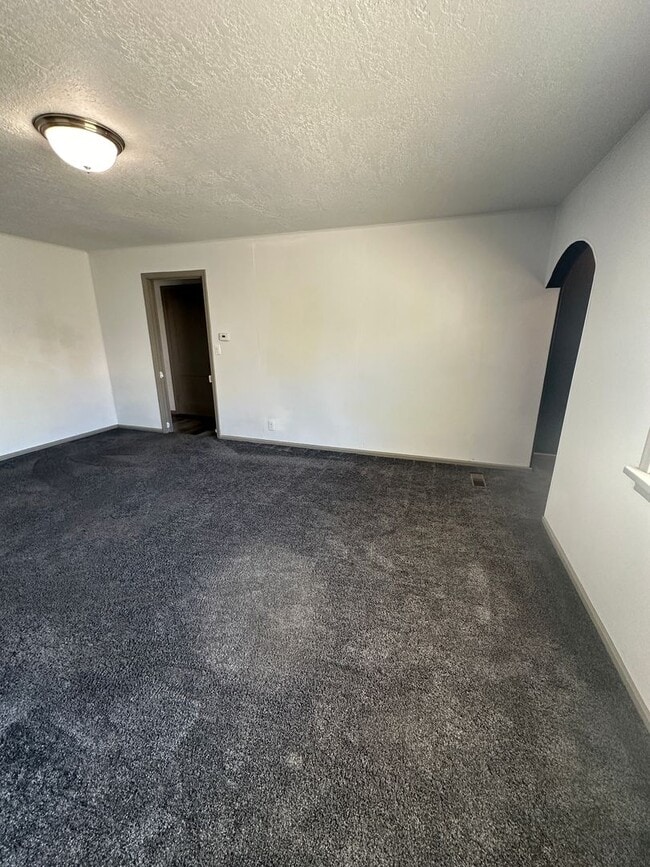 Building Photo - THIS IS A LEASE TAKEOVER, PLEASE CONTACT THE CURRENT TENANT, DANIEL @ 208-883-2854 - Super Cute 3...