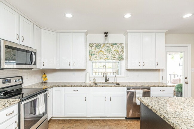 Building Photo - 9133 Robin Ridge Dr