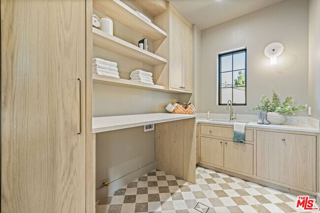 Building Photo - 14273 Greenleaf St