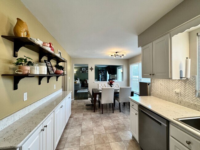 Building Photo - A Fabulous Home w/Water & Golf Course Views Available 05-04-26! Fenced Yard & Dog-Friendly!