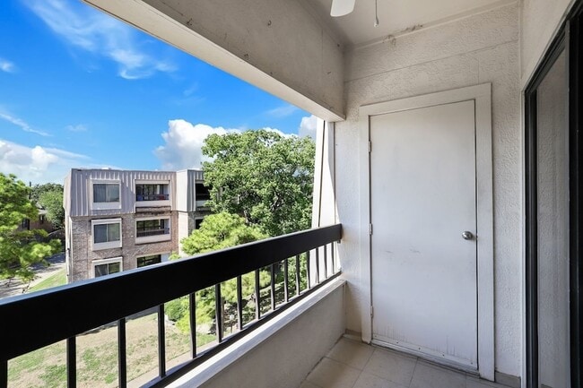Building Photo - 2209 S Braeswood Blvd