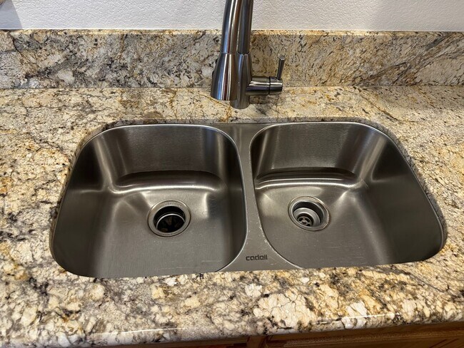 Building Photo - 3 Bedroom Townhouse!! in Gated Community!!...
