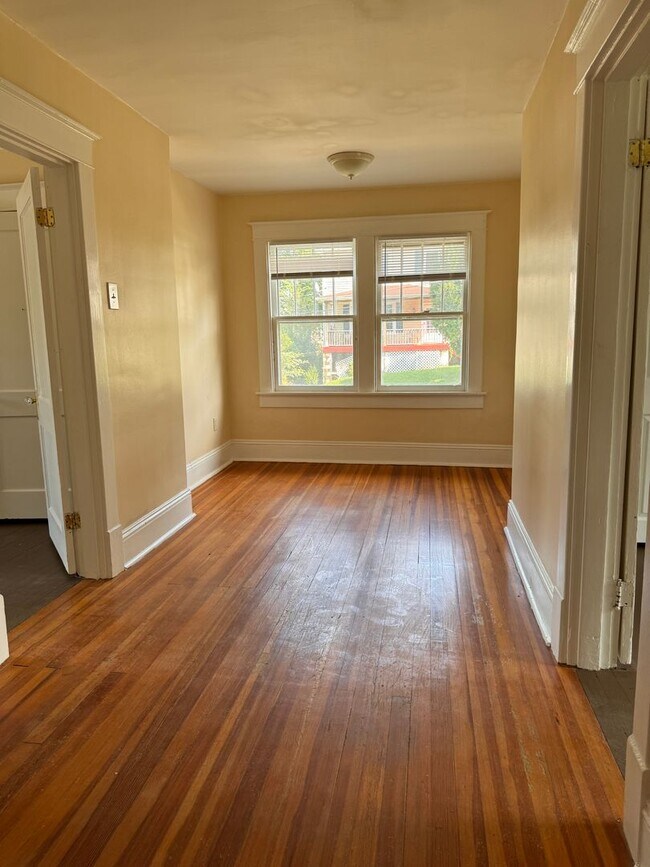 Building Photo - 3 Bedroom || 1.5 Bathroom Home