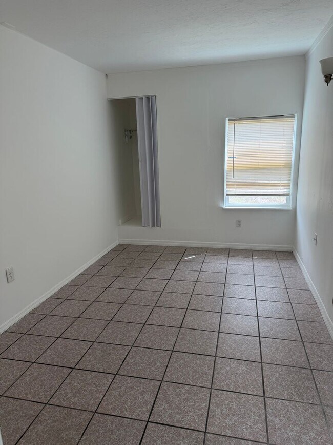 Building Photo - 2208 N Lockwood Ridge Rd