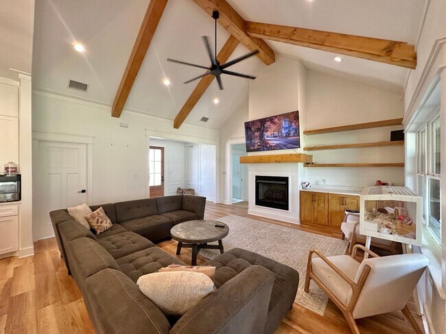 Building Photo - 15849 Avery Ln