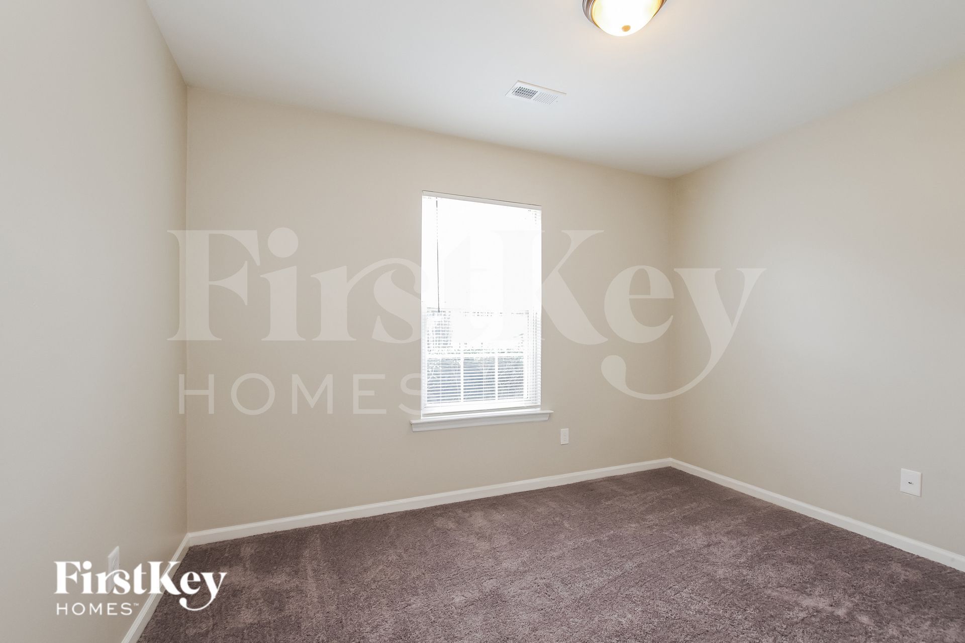 Building Photo - 5823 Hamilton Oaks Dr