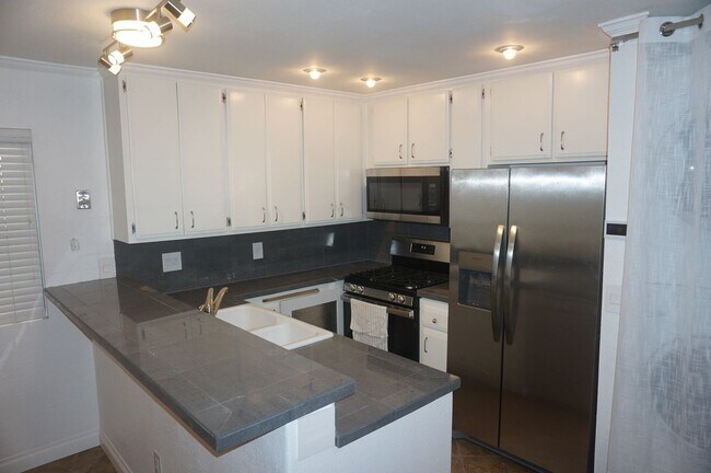 Building Photo - Wonderfully Remodeled 1 Bedroom with Stunn...