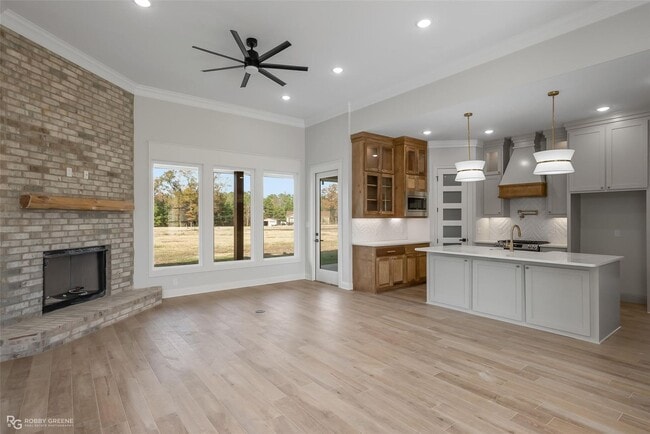Building Photo - Modern 4 Bedroom / 3 Bath Home
