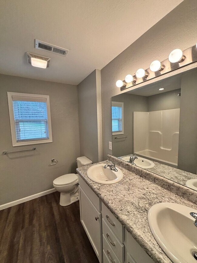 Building Photo - Sevierville 3bd/2.5bth available now!