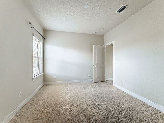 Building Photo - Executive Home with 5 bedrooms / four 1/2 ...